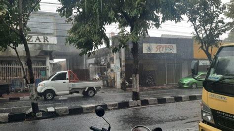 WASPADA Kotagede Dilanda Angin Kencang Dan Hujan Deras Siang Ini Rabu