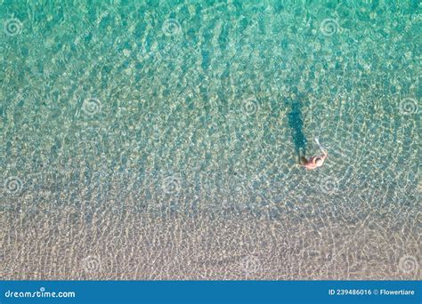 Vista Superior Joven Hermosa Mujer Desnuda En Un Sombrero Sacando Bikini En Agua De Mar Foto