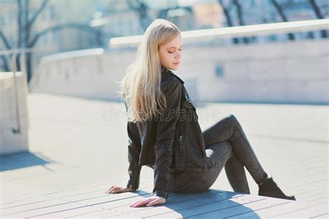 Pose Blonde De Jeune Fille Sensuelle Dans La Ville Image Stock Image