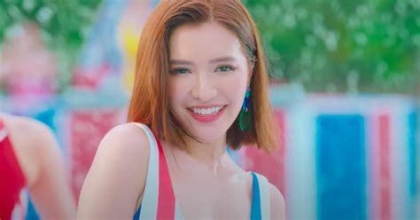 Bích Phương khuấy động đường đua âm nhạc mùa hè với bikini nóng bỏng mắt