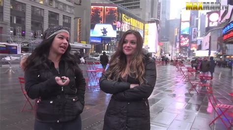 Носит ВИБРАТОР в трусиках при людях. Пранк. Жестокий пранк. - YouTube