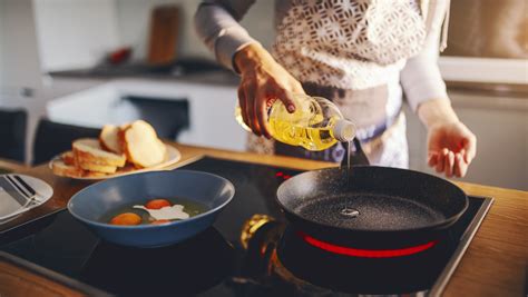 食べ物を入れると熱い油が飛び散るのはなぜか