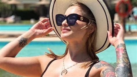 Ewelina Lisowska relaksuje się w bikini przy basenie Fani Petarda Plotek