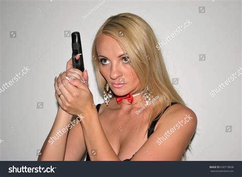 Sexy Nude Blonde Girl Gun His Foto De Stock 630718838 Shutterstock