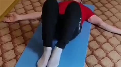 Если болит поясница, делаем это упражнение