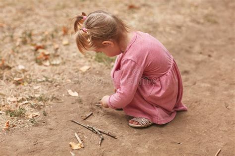 Belle Petite Fille Dans Une Robe Rose Jouant En Plein Air Image Stock