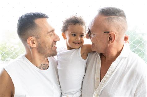 Dia Nacional da Adoção Depois de adotar bebê abandonado no hospital influenciador gay quer