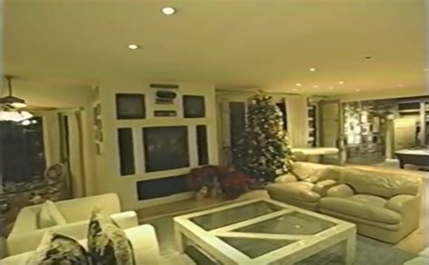 O.J. Simpsons House in Brentwood — Take a Tour of the Mansion