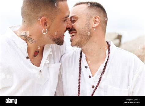 Gros Plan Sur Une Photo D Un Couple Gay Souriant Tendre Tout En S Embrassant Au Bord De La Mer
