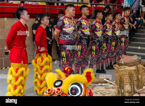 A Traditional Southern Chinese Lion Dance Troupe Stock Photo Alamy