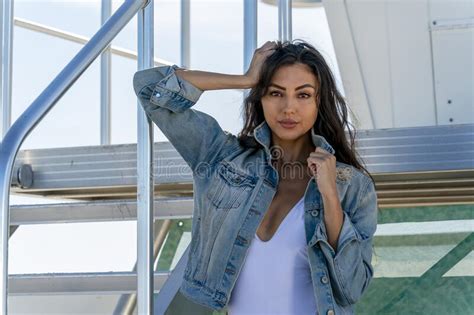Precioso Bikini De Raza Mixta Modelo Posando Al Aire Libre En Una Playa Del Caribe Foto De