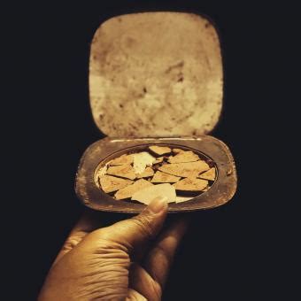 exploring  timeless charm  vintage compacts lovetoknow