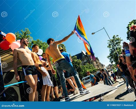 Grupo De Muchachos Que Agitan La Bandera Del Orgullo Gay Fotografía editorial Imagen de cielo