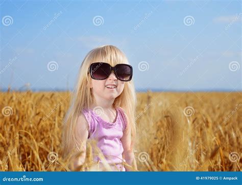 Petite Fille Blonde Mignonne Jouant Dans Un Domaine De Blé Image stock Image du blonde sain