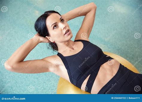 Brunette Joven Y En Forma Hace Ejercicios Con Sus Abdominales Con La Bola De Ajuste Foto De