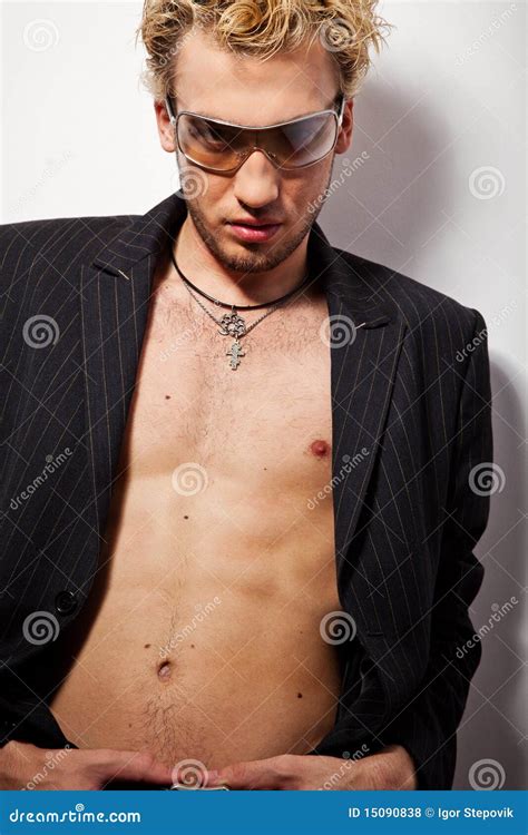 Portret Van De Knappe Blonde Mens In Zonnebril Stock Foto Image Of Ogen Voorzijde