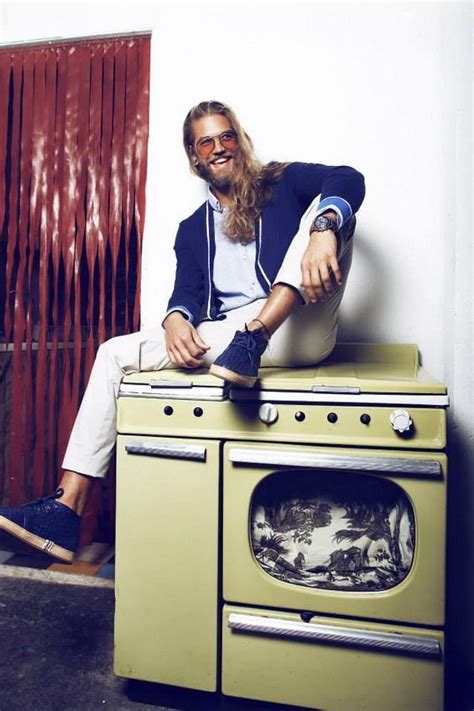 ФОТО: Брадестиот шармер Бен Далхаус освојува со нови модни кампањи ...