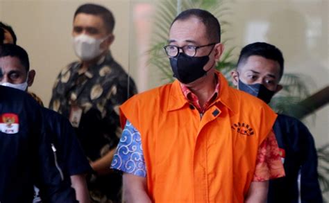 Tampang Rafael Alun Trisambodo Kenakan Baju Tahanan Kpk 0 Foto