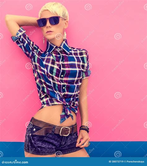 Het Jonge Aantrekkelijke Blonde Meisje Land Kijkt Stock Afbeelding Image Of Spijkerbroek