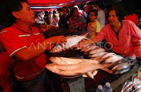 Permintaan Bandeng Untuk Imlek Antara Foto