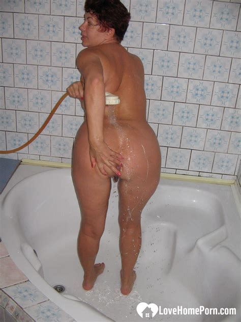 Redhead MILF Pisses And Takes A Shower Pictures Shooshtime