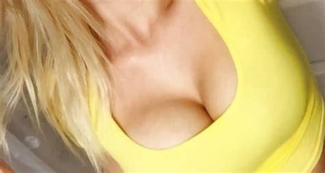 Jolie fille blonde aux yeux bleus et photos très sexy
