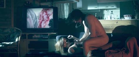 Marika Pekkarinen Nue dans Bunny Opération Pussy