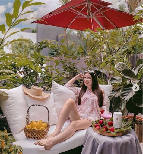 Hot mom xinh đẹp nhận trợ cấp 10 tỷ đồng tháng từ chồng vẫn tự tay trồng rau quả hữu cơ