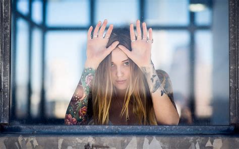 Blonde Mädchen Blick auf Sie Hände Fenster 1920x1200 Hintergrundbilder HD Bild