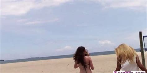 Lucys Style Is All About Being Naked At The Beach Sunny Day Amanda Logue Green Eyed