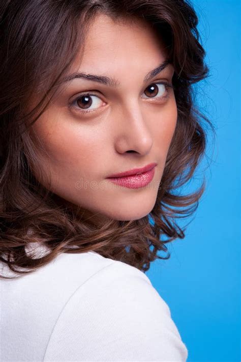 Verticale Normale D Un Femme Attirant De Brunette Photo Stock Image Du Coupure Facile