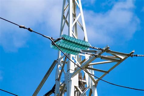 Aislador De L Nea En Los Cables El Ctricos De Una Torre De Alto Voltaje