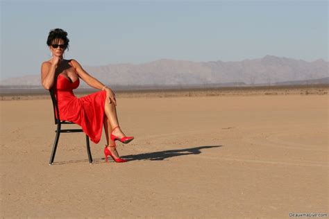 Mature Babe Deauxma Gets Naked And Poses In Desert Photos