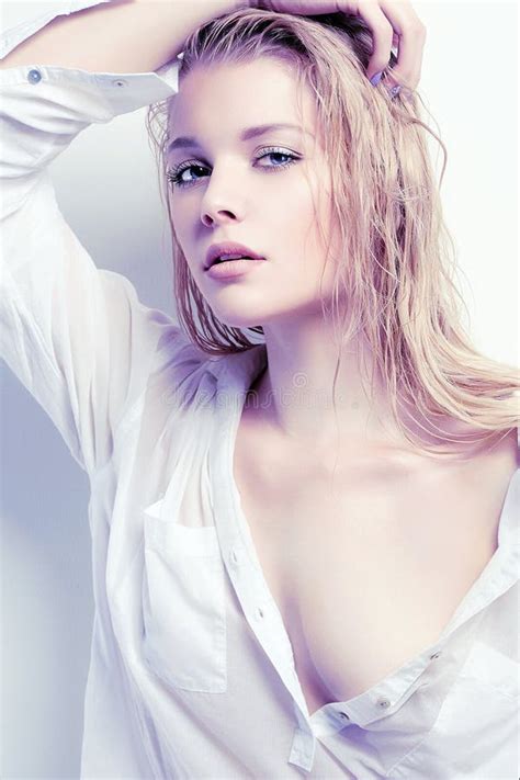 Femme Sexy Humide Belle Fille Blonde Avec Le Cheveu Humide Image stock Image of nudité