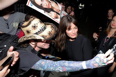 De Sex Education Emily Emma Mackey La Franco Britannique Qui Magn Tise L Cran