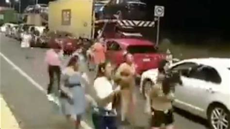 Automovilistas Bailan Payaso De Rodeo Al Quedar Varados Por Accidente