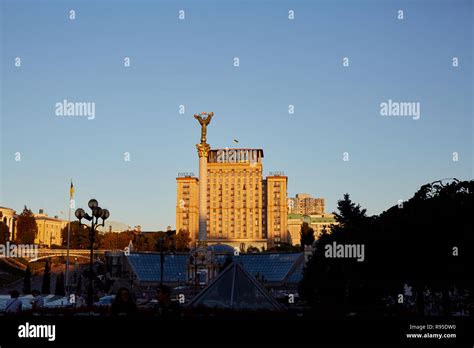 Monumento a la independencia en kiev fotografías e imágenes de alta