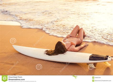 Bella Giovane Ragazza Sexy Del Surfista In Bikini Sulla Spiaggia A Sunse Fotografia Stock