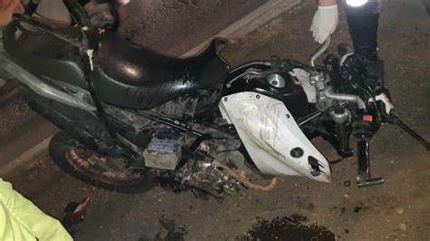 Carro Invade Pista Contr Ria Atinge Motociclista E Abandona Fam Lia Na