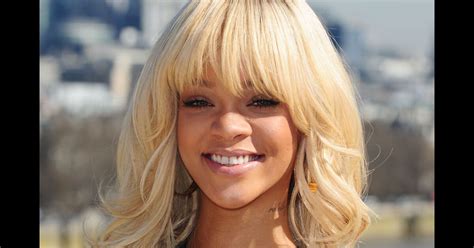 Rihanna Blonde et topless pour préparer la sortie de son nouveau parfum Purepeople