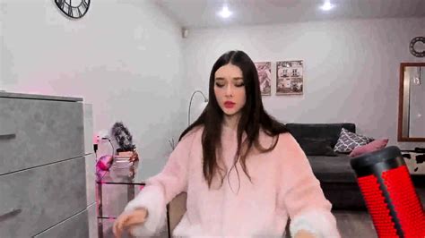 Cute Pretty Face Skinny Teen Babe Webcam Solo Tease