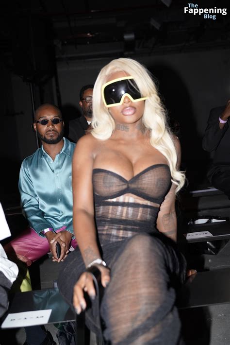 Summer Walker Flashes Her Nude Boobs At Laquan Smiths Fashion Show