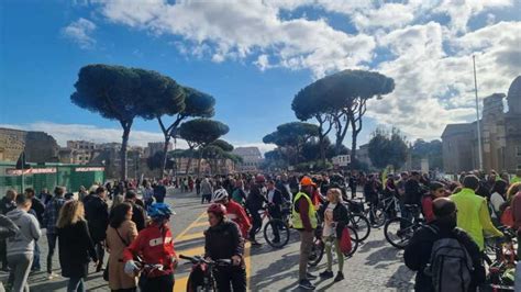 Effetto Domenica Ecologica In Migliaia In Via Dei Fori Imperiali A