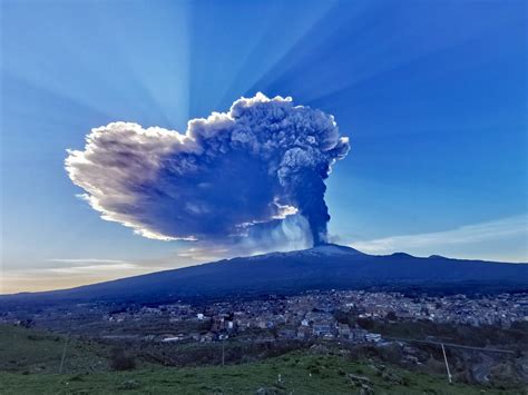 Etna Le Bombe Vulcaniche Eruttate Domenica Hanno Distrutto Macchine E