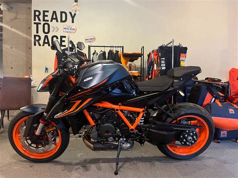 Купить б у KTM 1290 Super Duke R инжектор 6 передач в Москве чёрный naked bike 2023 года на
