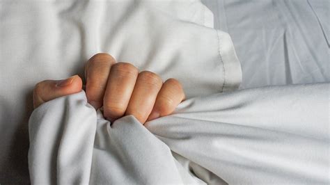 Les Techniques Efficaces Pour Atteindre Lorgasme Seule Fourchette Et Bikini