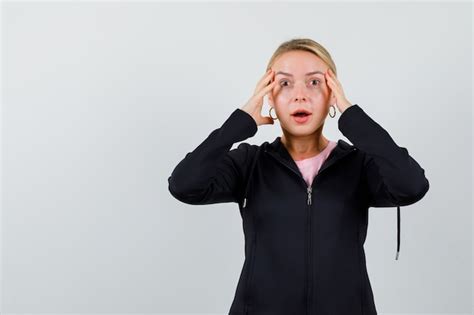 Junge Blonde Frau In Einer Schwarzen Jacke Kostenlose Foto