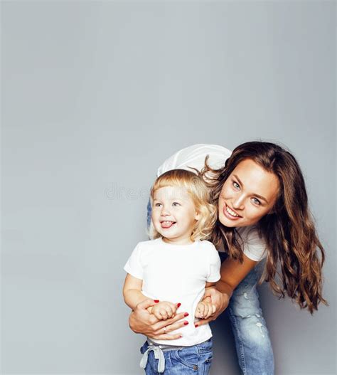 Jonge Moderne Glimlachende Blonde Moeder Met Weinig Leuke Dochter Op W Stock Foto Image Of