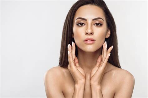 Hermosa Mujer Joven Con Piel Limpia Y Perfecta Retrato De Modelo De Belleza Con Maquillaje Nude