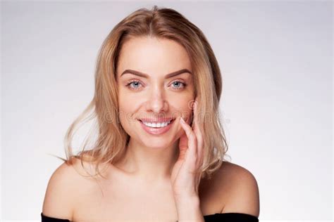 Erwachsene Sch Ne Blonde Frau Mit Wei En Furniern Bl Tter Auf Den Z Hnen Stockbild Bild Von